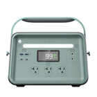 Yoshino - B660 SST Centrale électrique continue portable à semi-conducteurs de 660 W-4 FAÇONS DE CHARGER - Le B660 SST peut être rechargé en utilisant DC via un adaptateur secteur (0 à 100 % de charge en 5 heures), une charge solaire en option (8 heures), une charge de voiture (5 heures) et USB -C PD (6 heures). . Heures)