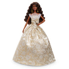 Mattel - Poupée Barbie Joyeux Noël 2025 - cheveux noirs avec une robe argent et or-Sa robe argentée et dorée avec un imprimé damassé détaillé scintille et brille à travers l'emballage !