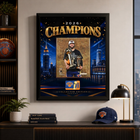 Frameworth - Cadre photoglass de Jalen Brunson des New York Knicks trophées du championnat 2026 - 18 po l x 22 po H - or-Graphiques photoglass avec photo sous licence : une photographie 8x10 sous licence officielle est montée séparément et l’illustration environnante est imprimée en ultra haute définition directement sur le verre pour des couleurs vives, des noirs profonds et une profondeur lumineuse