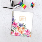 AT-A-GLANCE - Agenda scolaire hebdomadaire/mensuel Badge floral 2026-2027 - 11 po H x 8 1/2 po l - multicolore - bilingue-Mensuel: Un mois sur deux pages comprenant des blocs quotidiens, une section de notes et des calendriers de référence des mois passés / futurs