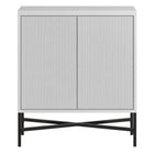 Hudson&Canal - Meuble d'appoint Brighton de 71 cm de largeur, - Blanc-Comprend deux portes battantes en PVC texturé, une étagère centrale réglable et une découpe pour la gestion des câbles