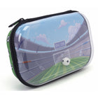 ZIPIT - Étui à crayons avec dessus transparent, thème soccer-Légère et robuste: Sa coque rigide durable combinée à une doublure intérieure douce aide à protéger les stylos, crayons et accessoires contre l’usure quotidienne du sac à dos. La fermeture éclair sécurisée garde le contenu bien