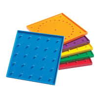 Jeu de géoplans double face Learning Advantage - Grille 5 x 5 / matrice circulaire 24 broches - Lot de 6 -6 PLANCHES DOUBLE FACE, 120 BANDES - Cet ensemble comprend 6 géoplanches double face avec une grille de 25 broches d'un côté et un réseau circulaire de 24 broches de l'autre. Comprend également 120 élastiques assortis.
