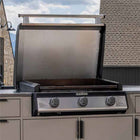 Blackstone - 28 po Plaque de cuisson encastrable 3 brûleurs avec capot et configuration prête pour propane-Système de gestion des graisses arrière accessible par l’avant : Grattez facilement les graisses et autres résidus dans la coupelle arrière et utilisez le bac à graisse avant pour les éliminer commodément