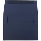 JAM Paper - Enveloppes d'invitation A2 - 4,375 x 5,75 - bleu marine - Paquet de 50-Ces enveloppes sont parfaites pour envoyer des invitations, des cartes de voeux, des RSVP, des cartes de remerciement, des cadeaux d'anniversaire, des remises de diplômes, des vacances et plus encore