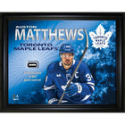 Frameworth - Auston Matthews Maple Leafs de Toronto PhotoGlass avec filet de match - 20 po l x 16 po H-Sous licence officielle de la LNH et de l'AJLNH mettant en vedette Auston Matthews - meilleur buteur de toute l'histoire des Maple Leafs de Toronto qui a depasse Mats Sundin le 3 janvier 2026 avec son 421e but