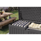 Suncast - Coffre de terrasse extra-large de 200 gallons - couleur Peppercorn-Les panneaux à parois multiples sont conçus pour offrir solidité et durabilité.