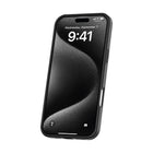 TUFF8 - iPhone 16 Pro Max -  Slim Carbon Case-Texture de qualité supérieure : Le TUFF8 GlideGuard offre une texture lisse et luxueuse qui améliore l'adhérence et le confort.