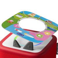 tonies - Tonieplay Peppa Pig : Playdate with Peppa jeu - Anglais-Pour commencer, réveillez la Toniebox 2, placez le disque Tonieplay sur le dessus, ajoutez le contrôleur au centre de l’anneau lumineux, installez le plateau de jeu et appuyez sur le bouton-gardez votre Peppa Pass à portée de main pour débuter l’aventure. Explorez Peppatown en choisissant différents lieux avec le contrôleur, où des amis vous attendent avec des histoires, des quiz et des activités. Lorsque Peppa vous le demande, placez votre Pe