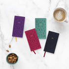 Letts of London - 2027 Agenda hebdomadaire mince Woodland - 5-7/8" x 3-1/8"- Rose - Mutlilingue-Multilingue