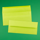 JAM Paper Enveloppes format livret de couleur vive, ferm. gommée, 4 1/8 x 9 1/2 po, vert lime, paq./100-Ouverture : Livret