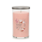 Yankee Candle - Bougie parfumée Signature, Sables roses, bougie pilier format moyen-Sables roses est l’évasion exotique sur une île rêvée