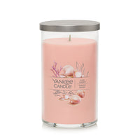 Yankee Candle - Bougie parfumée Signature, Sables roses, bougie pilier format moyen-Sables roses est l’évasion exotique sur une île rêvée