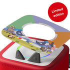 tonies - Tonieplay The Legend of Mount Majestic : A Musical Family Quest jeu - Anglais-Pressez une oreille pour réveiller la Toniebox 2, puis placez le disque Tonieplay sur le dessus et ajoutez le contrôleur Tonieplay au centre de l’anneau lumineux-lors de la première utilisation, assurez-vous que la Toniebox est connectée au Wi-Fi-puis appuyez sur le bouton pour commencer. Écoutez l’histoire en rejoignant la famille Summerby dans son aventure musicale au Mont Majestic pour découvrir l’origine des « grondem