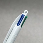 BIC - Stylo à bille 4 couleurs - Rétractable - 1,0 mm - Assorti - Paquet de 12-Ces stylos BIC présentent quatre couleurs en un stylo pratique : noir, bleu, rouge et vert