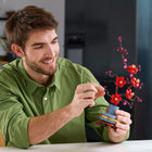 LEGO - Botanicals Icons Fleur de Prunier - 327 Pièces-Plante fleur de prunier LEGO avec une tige ligneuse et des fleurs rouge vif et magenta