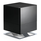 Stadler Forme - Oskar Humidificateur ÉvapoRatif - Noir-Lorsque les pièces devraient supporter une humidité optimale avec le moins de consommation d’énergie possible, Oskar est celui qui appelle ! Il est un économiste de pleine puissance pour les climats de pièce idéaux grâce à un hygrostat intégré qui prend en charge l’humidification exacte. Son action d’arrêt automatique lorsque le réservoir est vide est unique dans sa classe et réduit encore plus la consommation d’énergie. Pratiquement silencieux et invis