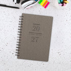 AT-A-GLANCE - Agenda hebdomadaire/mensuel Signature 2027 - 8 1/2 po H x 5 3/8 po l - gris - bilingue-Mensuel : Blocs d'écriture ouverts, un mois par deux pages