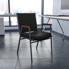 Flash Furniture – Chaise empilable robuste à revêtement noir à motifs et rembourrage épais de 3 pouces Hercules, avec accoudoirs-Mousse ignifuge CA117