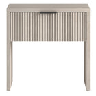 Hudson&Canal - Table de chevet Kenslow 24 po - Blanc aulne-Comprend un tiroir coulissant en douceur et un espace de rangement inférieur ouvert
