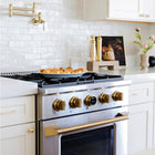 Kucht - 30 po Série KXP Cuisinière double énergie Gaz naturel - Acier inoxydable/Or-À la hauteur des cuisines professionnelles, cette cuisinière est équipée d’un four de cuisson à deux éléments : 3 000 W (inférieur) et 850 W (supérieur), ainsi que d’un élément de gril de 3 500 W (supérieur)