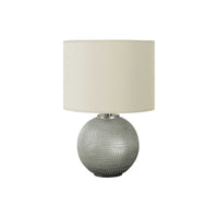 Monarch Specialties - Luminaire - 19 po H Lampe De Table - Résine Grise - Abat-Jour Ivoire / Crème - Moderne-Apportez une touche de raffinement à votre salon, votre entrée, votre bureau ou votre chambre à coucher avec cette lampe de table compacte en forme de globe de 19 pouces de haut, composée d'une base texturée en résine grise et surmontée d'un abat-jour chic en tissu ivoire pour un attrait moderne