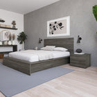 Nexera - Table de nuit à 2 tiroirs James, Chêne Gris-Meubles conçus et produits au Canada à partir de panneaux de particules et de MDF certifiés CARB II/FSC.  Item expédié en 24-48 heures après réception de la commande.  Assemblage requis