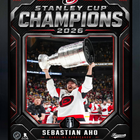 Frameworth - Cadre photoglass de Sebastian Aho 16x20 des Carolina Hurricanes champions Coupe Stanley 2026 - 18 po l x 22 po H-Photo sous licence officielle NHL et NHLPA : cadre PhotoGlass de Sebastian Aho 16x20 des Carolina Hurricanes champions de la Coupe Stanley 2026 motif bouclier pour les amateurs et collectionneurs des Carolina Hurricanes
