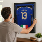 Frameworth - Coupe du Monde FIFA 2026 Officielle Italie Riccardo Calafiori Cadre Réplique de Maillot - 25,75 po x 33,75 po-Fabriqué au Canada par Frameworth Sports Marketing, fondée en 1992, produisant des souvenirs sportifs sous licence officielle.