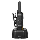 DEWALT - DXFRSBH600 Radio professionnelle-Commande d'Appel  de Contournement - Priorisez la communication par diffusion des équipes et prenez le contrôle lors de situations urgentes d'un simple toucher du bouton X. Les radios passent automatiquement au canal d'Appel de Commande, garantissant que l'ensemble de votre équipe entend et réagit instantanément aux messages critiques à votre emplacement
