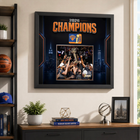 Frameworth - Cadre photoglass des New York Knicks trophée d’équipe des champions 2026 - 22 po l x 18 po H - noir-Graphiques photoglass avec photo sous licence : une photographie 8x10 sous licence officielle est montée séparément et l’illustration environnante est imprimée en ultra haute définition directement sur le verre pour des couleurs vives, des noirs profonds et une profondeur lumineuse