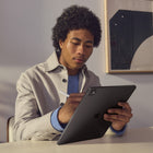 Apple - iPad Pro 13 po Wi-Fi + cellulaire 256 Go avec verre standard - Noir spatial-Quatre microphones de qualité studio et un système audio à quatre haut-parleurs offrent un son riche