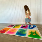 Kore Design - Carreaux de sol liquides - Couleurs assorties - Carrés - 12 po x 12 po x 0,2 po - Ensemble de 9-Participez à une variété d'activités : avec ces tuiles sensorielles remplies de liquide, sautez, marchez, posez-vous, dansez, courez et même roulez dessus. Écrasez la « lave » à l'intérieur des tuiles et observez le mouvement captivant. Ces tuiles offrent de nombreuses façons amusantes de promouvoir le jeu créatif et sensoriel