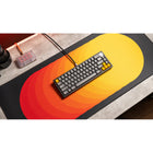 ONEofZERO Grand sous main premium - Rhythmicore Solar Flare-À propos de Rhythmicore : Inspirée par l’art optique et le design du milieu du siècle, cette pièce utilise une forme géométrique audacieuse pour créer un effet visuel dynamique donnant l’impression de mouvement. Cette collaboration exclusive avec l’artiste propose trois combinaisons de couleurs et comprend une affiche assortie de 32 x 32 cm pour rehausser encore davantage votre espace de travail.