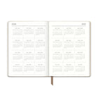 Orange Circle Studio - 2027 Agenda bimatière de taille moyenne - Dots of Chai-  5.6" x 7.6" - Brun - Bilingue-Comprend de grandes vues mensuelles, des vues hebdomadaires et des pages de notes 