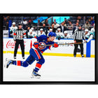 Frameworth - Matthew Schaefer Islanders de New York action - toile encadree - 31,5 po x 22,5 po-Sous licence officielle de la LNH et de l'AJLNH mettant en vedette Matthew Schaefer - le premier choix au total du repechage de la LNH 2025 et le premier defenseur selectionne premier au total depuis 2006