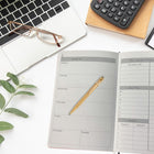 Wamaco - Agenda hebdomadaire et mensuel non daté Pineapple Planner - Jaune-Professionnel - Nos options de couleurs et notre belle reliure en font un achat élégant pour les professionnels, les petites entreprises et les parents occupés.