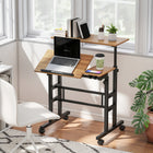 HOMCOM - Bureau debout avec plateau inclinable - 27,6 po L x 23,6 po l x 47,2 po H - marron-Le plateau avant pivote à 45°, offrant un angle confortable pour taper