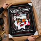 Frameworth - Cadre photoglass de Frederik Andersen 16x20 des Carolina Hurricanes champions Coupe Stanley - 18 po l x 22 po H-Qualité Frameworth : fabriqué au Canada par Frameworth Sports Marketing, fondée en 1992, produisant des souvenirs sportifs sous licence officielle