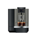 Jura - Machine a Café Professionelle X10 Dark Inox-sur simple pression d'un bouton, la machine à café professionnelle impressionne avec 35 spécialités de café. Le répertoire s'étend des classiques du café, comme l'espresso et le cappuccino, aux doubles spécialités de café au lait, comme le latte macchiato, et même aux infusions froides tendance