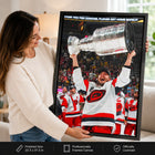Frameworth - Sebastian Aho Toile encadrée 20 po H x 29 po l Carolina Hurricanes Champions de la Coupe Stanley 2026 - Sous licence officielle LNH/AJLNH-Impression sur toile sans verre ni acrylique