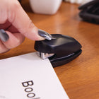 Swingline - Agrafeuse Tot Mini - noir-La petite agrafeuse a un double emploi , la base de l'agrafeuse sert également de compartiment de rangement pour les agrafes supplémentaires