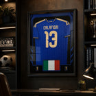 Frameworth - Coupe du Monde FIFA 2026 Officielle Italie Riccardo Calafiori Cadre Réplique de Maillot - 25,75 po x 33,75 po-Dimensions finales de 25,75 po x 33,75 po, un présentoir vertical idéal pour le salon, le bureau, la salle des partisans et la salle de sport.