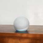 Amazon - Haut-parleur intelligent Echo Dot 5e génération - Blanc glacier-Faites Plus Avec L'appariement D'appareils - Remplissez votre maison de musique en utilisant des appareils Echo compatibles dans différentes pièces, créez un système de cinéma maison avec Fire TV ou étendez la couverture wifi avec un réseau eero compatible afin que vous puissiez dire adieu aux pertes et à la mise en mémoire tampon.