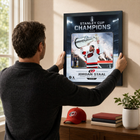 Frameworth - Cadre photoglass de Jordan Staal 16x20 des Carolina Hurricanes champions Coupe Stanley 2026 - 18 po l x 22 po H-Dimensions finales de 18 po x 22 po : présentoir encadré vertical idéal pour le salon, le bureau, la salle des partisans et la salle de sport