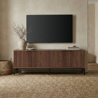 Hudson&Canal - Meuble TV rectangulaire cannelé Montello pour téléviseurs jusqu'à 78 po - Noyer satiné-Fabriqué en acier robuste et en MDF avec une finition noyer satinée réalisée à la main