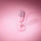Razer - Seiren V3 Mini - Quartz-Trouvez votre position idéale avec un support de micro inclinable qui dispose également d'un amortisseur de choc intégré, pour atténuer les bruits causés par les coups et les chocs accidentels. Peut être détaché pour une configuration à bras articulé
