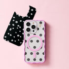 Ideal of Sweden - Print Pack Ecru Noir pour iPhone 16 Pro/15 Pro/14 Pro/13 Pro-Avec une variété de designs parmi lesquels choisir, vous pouvez rafraîchir votre style à tout moment, sans ajouter de volume