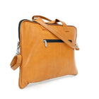 AshlinMD – Étui ordi portatif mince LEGEND, havane britannique, P8884-18-08-Cuir de vache pleine fleur 100 % ASHLIN havane britannique. Les produits ASHLIN sont fabriqués à 100 % en cuir véritable. Le cuir de qualité supérieure possède des nuances et des textures de couleurs naturelles. ASHLIN utilise du cuir pleine fleur, la meilleure qualité de cuir.