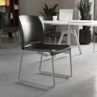 Chaise empilable noire profilée HERCULES d’une capacité de 880 lb à dossier complet avec base traîneau enduite de poudre grise-Capacité de poids de 880 lb